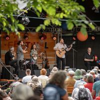 live_001a-08199267 ::bodhran-info:: - Pictures
